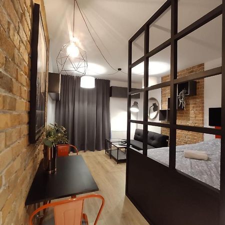 Red Wall Apartment In The Old Town กดัญสก์ ภายนอก รูปภาพ