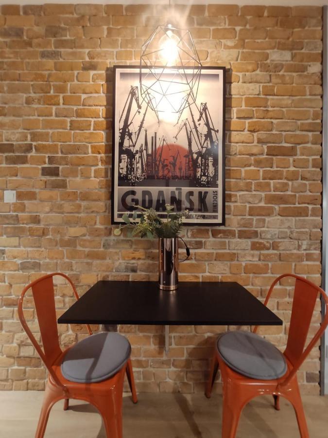 Red Wall Apartment In The Old Town กดัญสก์ ภายนอก รูปภาพ