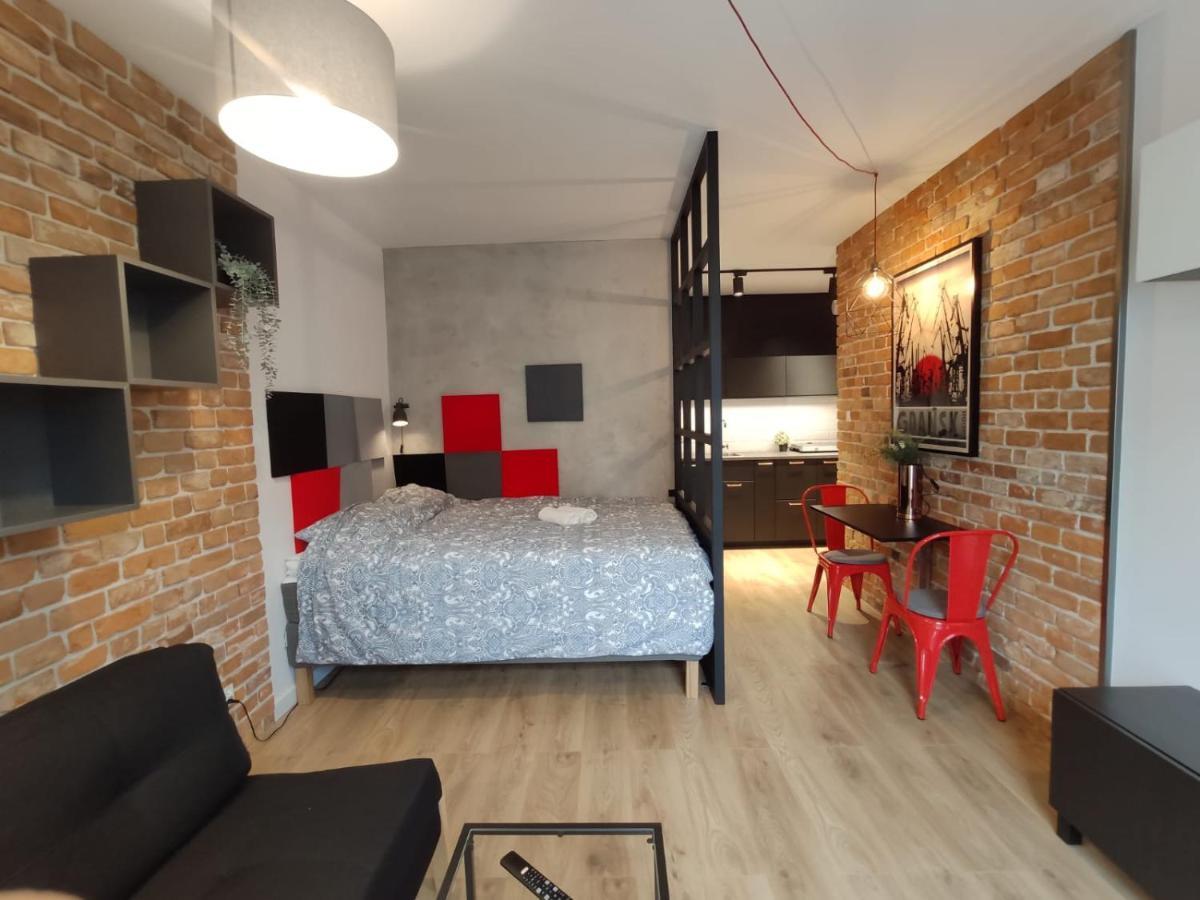 Red Wall Apartment In The Old Town กดัญสก์ ภายนอก รูปภาพ